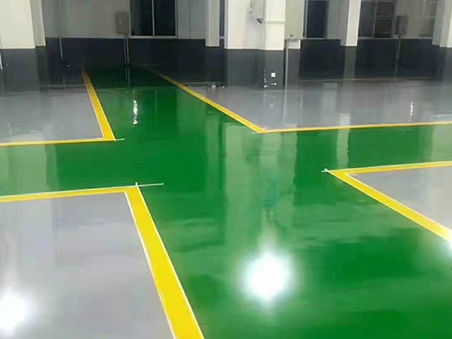 下面介紹環(huán)氧地坪施工過程中正確的攪拌方法。